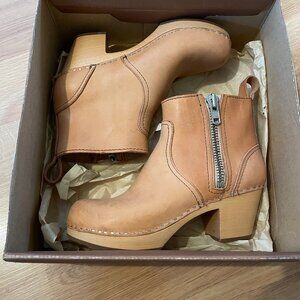 New In Box Swedish Hasbeens Zip it Emy Boots. Size 36. US 6